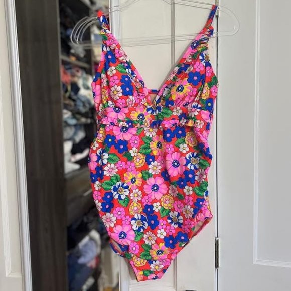 NWOT Isabel Maternity Floral Ruffle Neck One Piece Maternity Swimsuit - Size M - Picture 8 of 8
